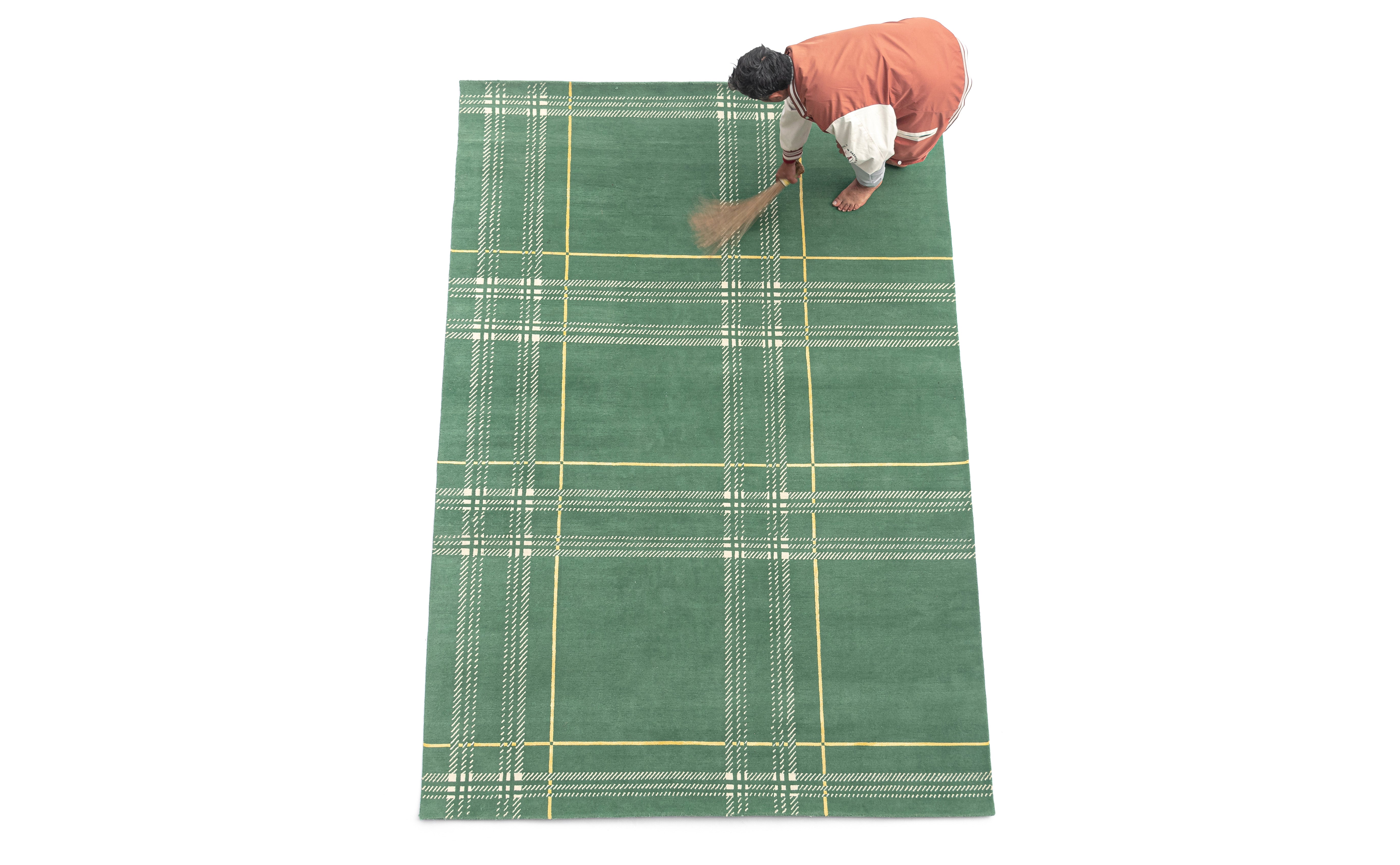 Léon Stynen écossais rug collection – handcrafted Tibetan wool and silk rugs with refined checkered design inspired by Antwerp archives.