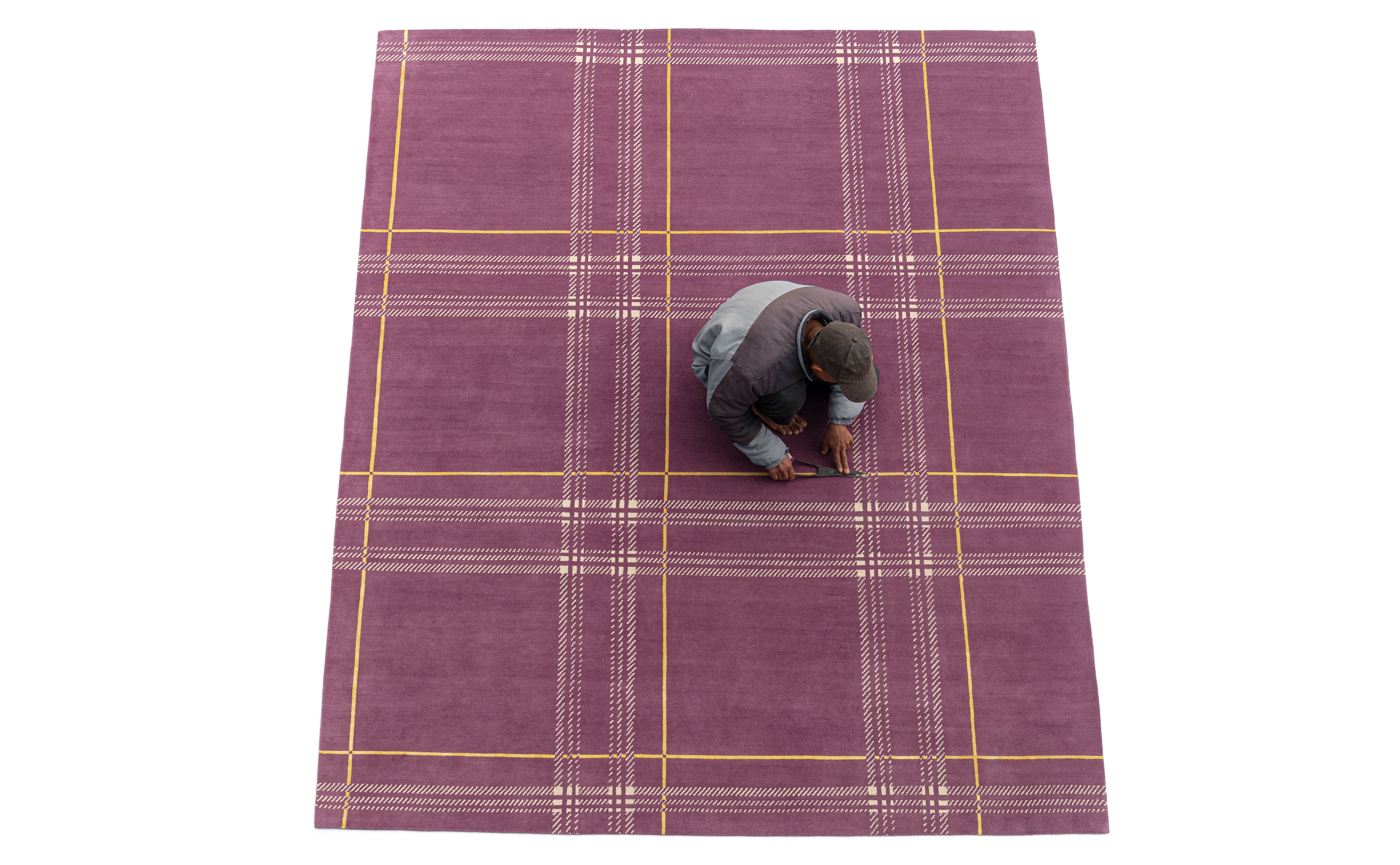 Léon Stynen écossais rug collection – handcrafted Tibetan wool and silk rugs with refined checkered design inspired by Antwerp archives.