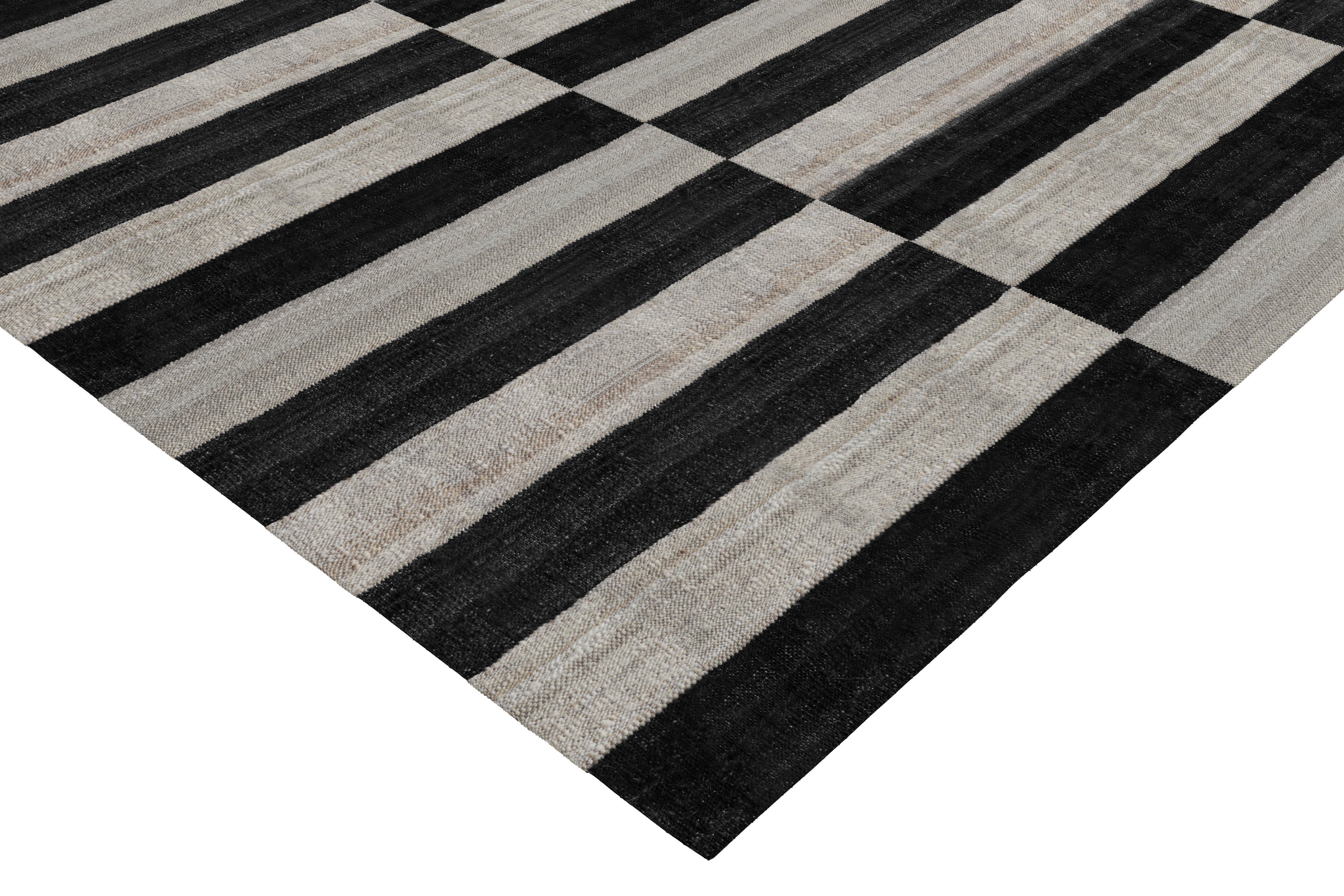 detail_of_mazandaran_black_beige°handpsun_pakistan_kilim