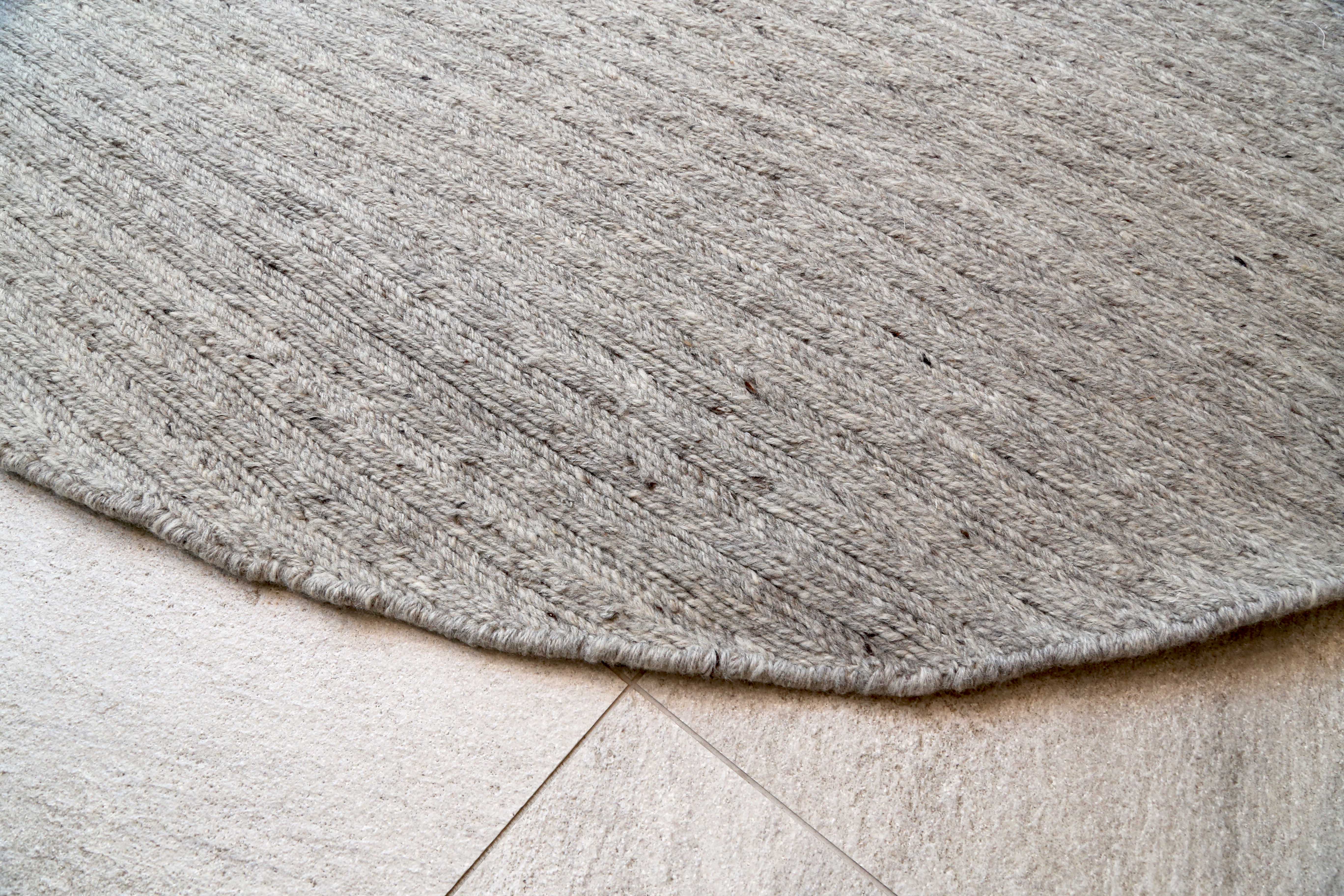 close up detail van sebastien caporusso organische vorm tapijt op maat