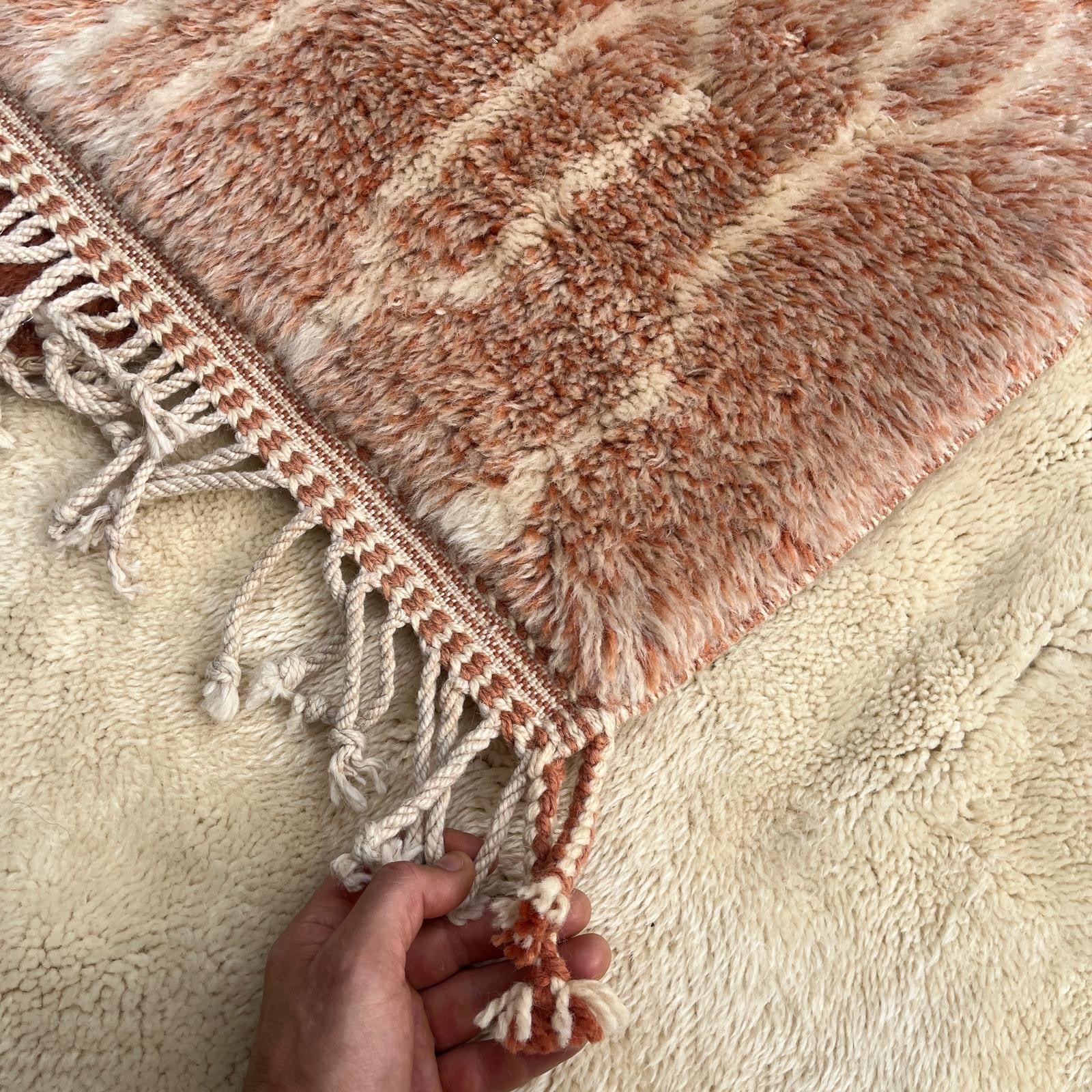 detail handgeweven wol Berber tapijt organische vorm