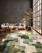 Sage Mosaic luxe maatwerk vloerkleed in wol en zijde, handgeknoopt in Nepal, modern interieur met beige sofa en houten vloer